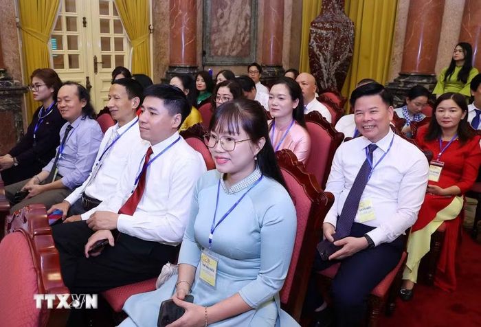 Các nhà báo tiêu biểu tham dự cuộc gặp mặt. (Ảnh: Văn Điệp/TTXVN)