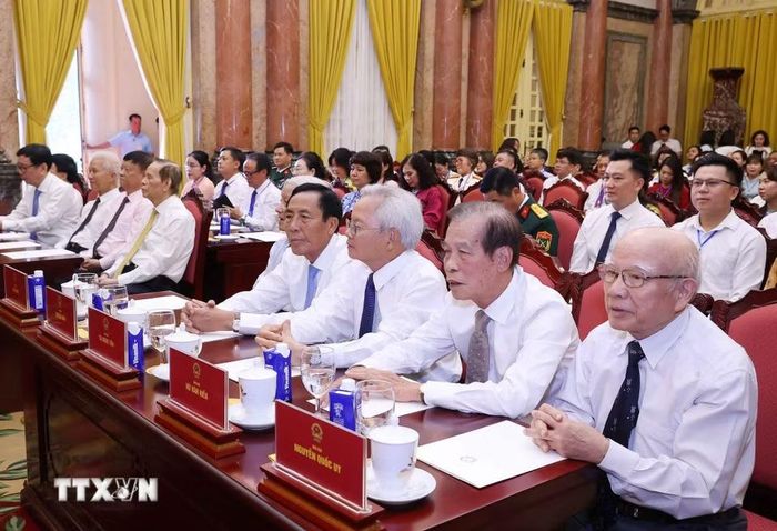 Các nhà báo tiêu biểu tham dự cuộc gặp mặt. (Ảnh: Văn Điệp/TTXVN)