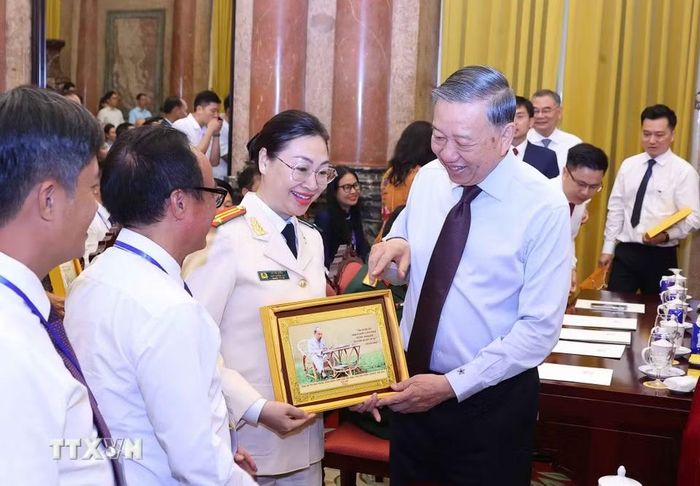 Tổng Bí thư, Chủ tịch nước Tô Lâm tặng quà lưu niệm cho các nhà báo tiêu biểu. (Ảnh: Văn Điệp/TTXVN)