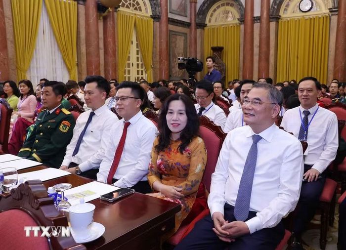Các nhà báo tiêu biểu tham dự cuộc gặp mặt. (Ảnh: Văn Điệp/TTXVN)