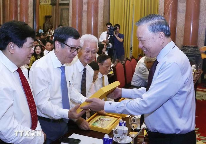 Tổng Bí thư, Chủ tịch nước Tô Lâm tặng quà lưu niệm cho các nhà báo tiêu biểu. (Ảnh: Văn Điệp/TTXVN)