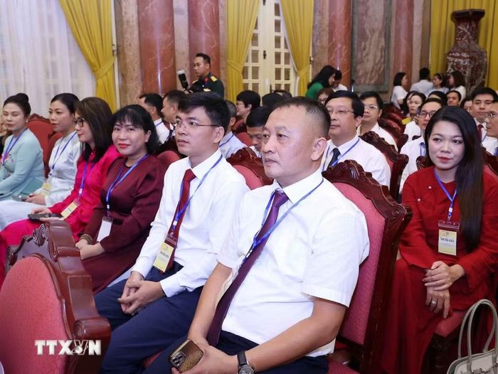 Các nhà báo tiêu biểu tham dự cuộc gặp mặt. (Ảnh: Văn Điệp/TTXVN)