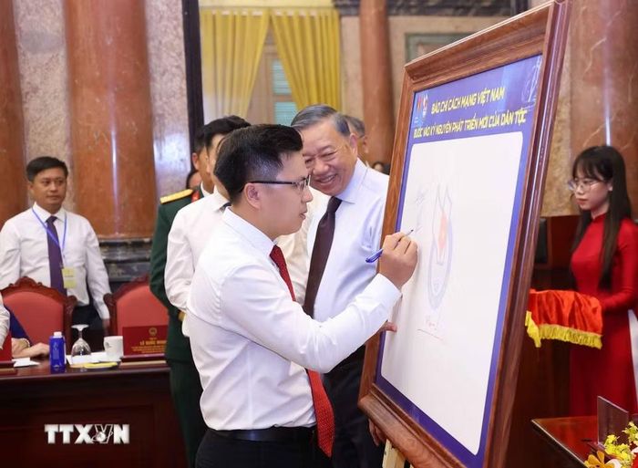 Các nhà báo tiêu biểu ký lưu niệm vào biểu trưng của Hội Nhà báo Việt Nam. (Ảnh: Văn Điệp/TTXVN)