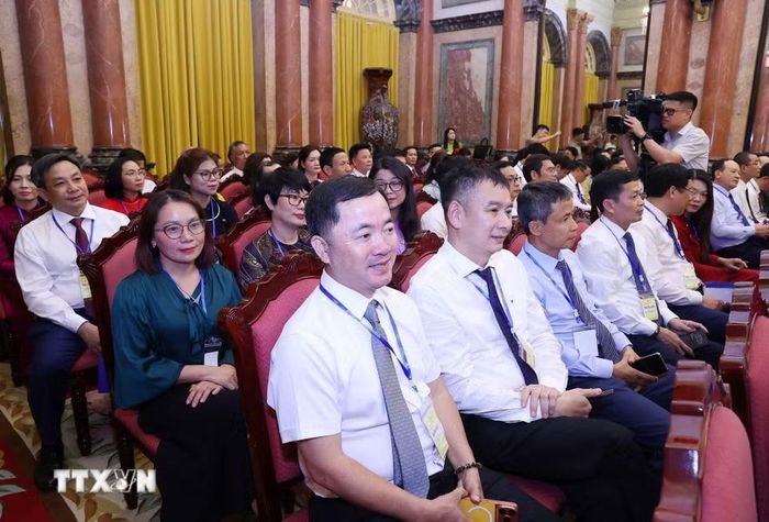 Các nhà báo tiêu biểu tham dự cuộc gặp mặt. (Ảnh: Văn Điệp/TTXVN)