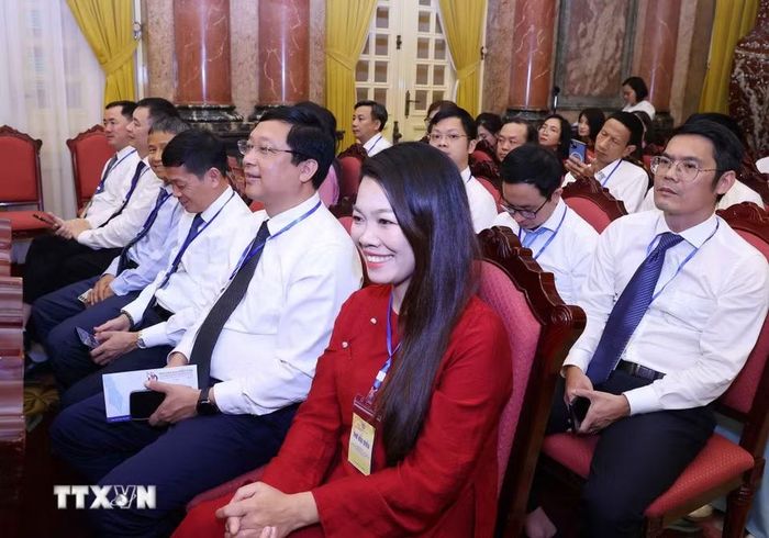 Các nhà báo tiêu biểu tham dự cuộc gặp mặt. (Ảnh: Văn Điệp/TTXVN)