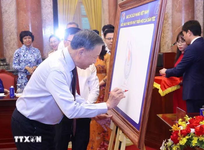 Tổng Bí thư, Chủ tịch nước Tô Lâm ký lưu niệm vào biểu trưng của Hội Nhà báo Việt Nam. (Ảnh: Văn Điệp/TTXVN)