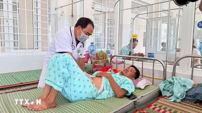 Các y, bác sỹ của Bệnh viện Đa khoa Trung tâm Gia Lai tích cực theo dõi, điều trị các ca bệnh ngộ độc sau khi ăn bánh mỳ ngày 25/5. (Ảnh: Quang Thái/TTXVN)