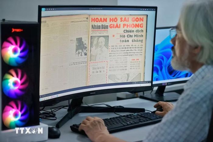 Đến nay, ông Dũng đang tiến hành số hóa kho tư liệu của mình. (Ảnh: Minh Quyết/TTXVN)