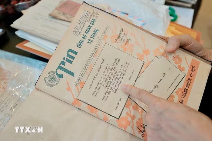 Từ năm 2016 đến nay, ông Dũng tiếp nối hành trình của cha, bắt đầu hành trình sưu tầm, bổ sung cho kho báo cũ ngày càng nhiều của gia đình, đi khắp cả nước để thực hiện niềm đam mê sưu tầm báo giấy. (Ảnh: Minh Quyết/TTXVN)