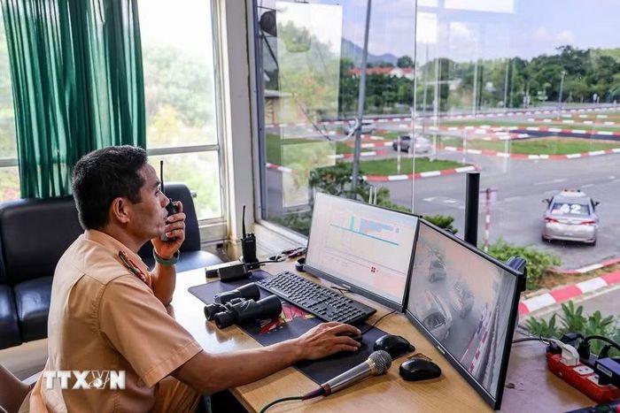 Giám thị giám sát thi sát hạch từ đài quan sát tại Trung tâm Đào tạo và Sát hạch lái xe (xã Lương Sơn, tỉnh Phú Thọ). (Ảnh: Quốc Lũy/TTXVN)