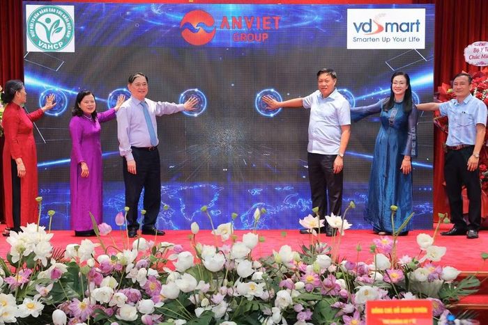 Các đại biểu ấn nút Ra mắt nền tảng Khỏe đẹp 360 ứng dụng công nghệ AI hỗ trợ tư vấn nâng cao sức khỏe. (Ảnh: PV/Vietnam+)