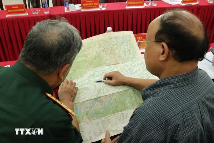 Các nhân chứng của Ban Liên lạc Đoàn Pháo binh 575 Mặt trận 44 Quảng-Đà chia sẻ những thông tin để hỗ trợ công tác tìm kiếm, quy tập hài cốt liệt sỹ tại Hang Đá Sập (thôn Lâm Tây, xã Hà Nha, thành phố Đà Nẵng). (Ảnh: Khoa Chương/TTXVN)