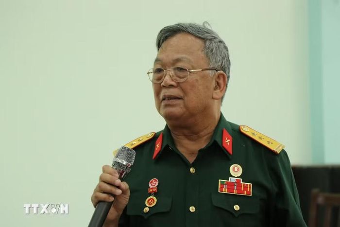 Nhân chứng của Ban Liên lạc Đoàn Pháo binh 575 Mặt trận 44 Quảng-Đà chia sẻ những thông tin để hỗ trợ công tác tìm kiếm, quy tập hài cốt liệt sỹ tại Hang Đá Sập (thôn Lâm Tây, xã Hà Nha, thành phố Đà Nẵng). (Ảnh: Khoa Chương/TTXVN)