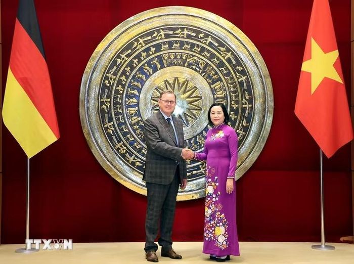 Phó Chủ tịch Quốc hội Nguyễn Thị Thanh đón Phó Chủ tịch Quốc hội Cộng hòa Liên bang Đức Bodo Ramelow. (Ảnh: Tuấn Anh/TTXVN)