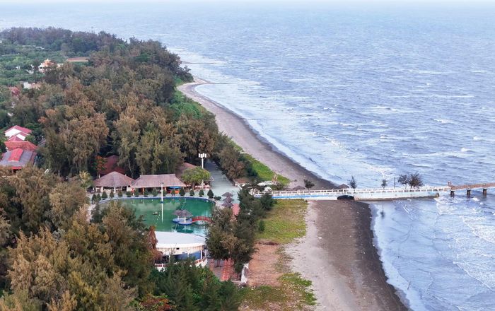Bãi biển Cần Giờ với không gian sinh thái du lịch xanh là điểm đến không thể bỏ qua cho khách du lịch khi đến với Cần Giờ. (Ảnh: Hồng Đạt/TTXVN)