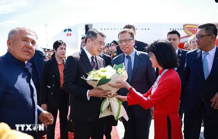 Thủ tướng Lê Minh Hưng đến thành phố Kazan, Cộng hòa Tatarsta, Liên bang Nga bắt đầu chuyến tham dự Hội nghị Cấp cao Kỷ niệm 35 năm quan hệ ASEAN-Nga. (Ảnh: Dương Giang/TTXVN)