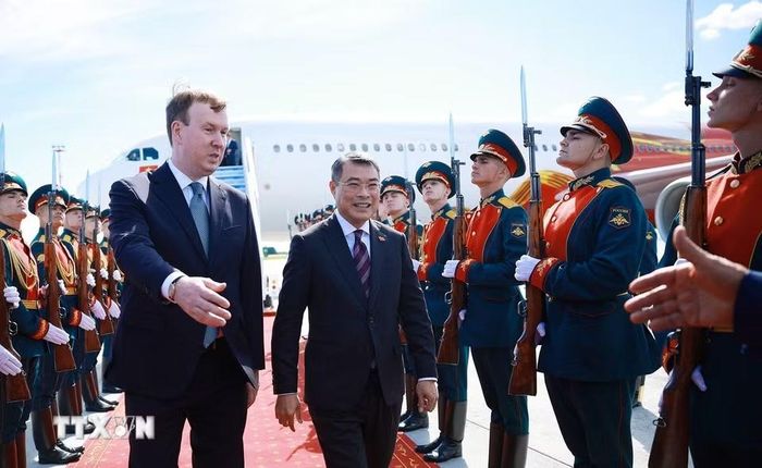 Thủ tướng Lê Minh Hưng đến thành phố Kazan bắt đầu chuyến tham dự Hội nghị Cấp cao Kỷ niệm 35 năm quan hệ ASEAN-Nga và hoạt động song phương tại Kazan, Cộng hòa Tatarstan (Liên bang Nga). (Ảnh: Dương Giang/TTXVN)