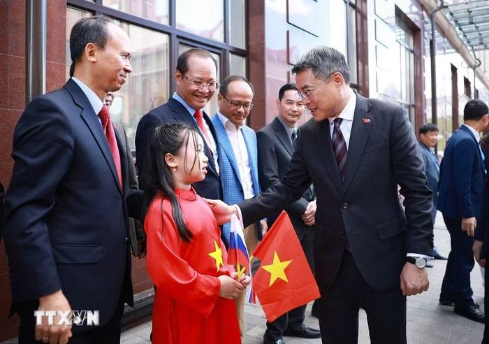Cán bộ, nhân viên Đại sứ quán và cộng đồng người Việt Nam tại thành phố Kazan, Cộng hòa Tatarsta đón Thủ tướng Lê Minh Hưng. (Ảnh: Dương Giang/TTXVN)