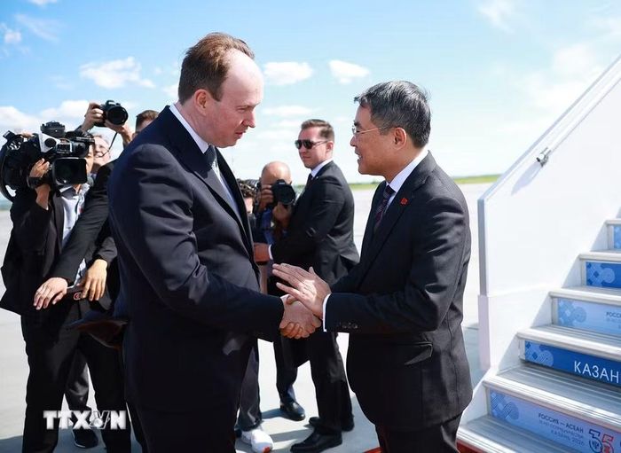 Thủ tướng Lê Minh Hưng đến thành phố Kazan bắt đầu chuyến tham dự Hội nghị Cấp cao Kỷ niệm 35 năm quan hệ ASEAN-Nga và hoạt động song phương tại Kazan, Cộng hòa Tatarstan (Liên bang Nga). (Ảnh: Dương Giang/TTXVN)