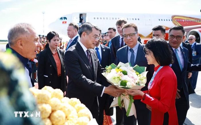 Lễ đón Thủ tướng Lê Minh Hưng đến thành phố Kazan, Cộng hòa Tatarsta, Liên bang Nga bắt đầu chuyến tham dự Hội nghị Cấp cao Kỷ niệm 35 năm quan hệ ASEAN-Nga. (Ảnh: Dương Giang/TTXVN)