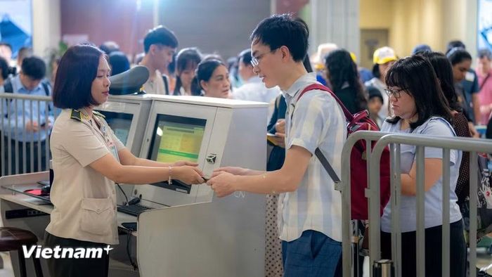 Nhân viên hải quan tại sân bay. (Ảnh: PV/Vietnam+)