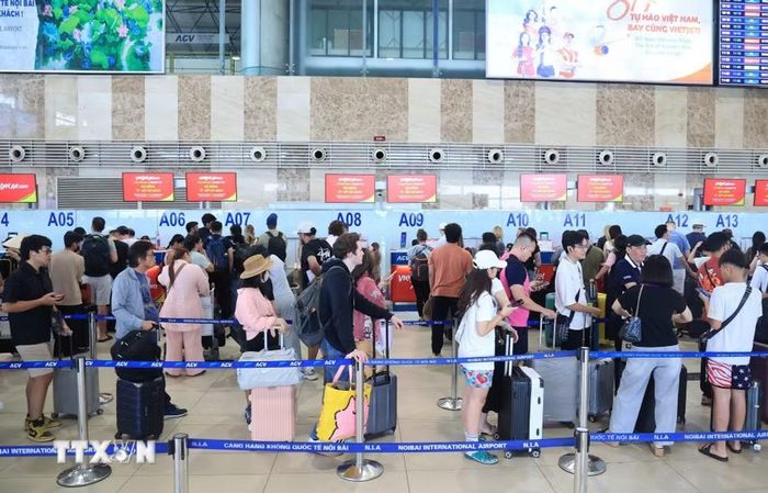 Người dân và du khách làm thủ tục tại nhà ga nội địa T1 sân bay quốc tế Nội Bài. (Ảnh: Quốc Khánh/TTXVN)