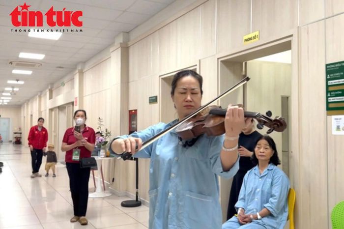 Nghệ sĩ Nguyệt Thu biểu diễn tại Bệnh viện Bạch Mai gây "sốt" trên mạng xã hội. Video: NVCC.