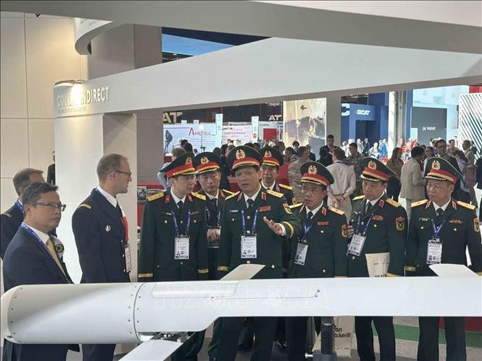 Thượng tướng Nguyễn Trường Thắng trao đổi với đối tác Pháp về tính năng kỹ chiến thuật của thiết bị bay không người lái của Pháp.