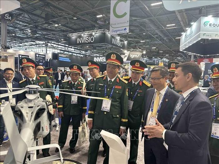 Thượng tướng Nguyễn Trường Thắng cùng đoàn công tác nghe đối tác Pháp giới thiệu về mô hình máy bay trực thăng chiến đấu.