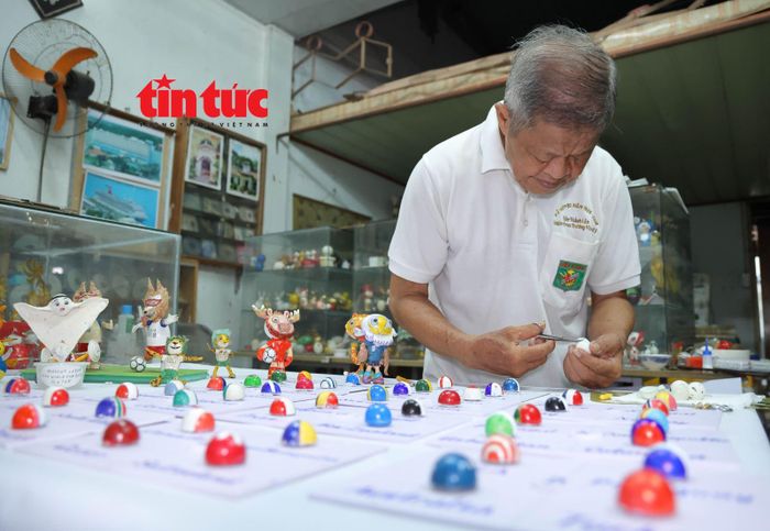 Để tạo ra những mô hình linh vật và quốc kỳ của 48 quốc gia tham dự FIFA World Cup 2026 bằng vỏ trứng, ông Tâm đã mất rất nhiều thời gian từ việc lựa chọn, tạo hình, trang trí vô cùng công phu và tỉ mỉ.