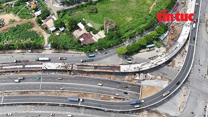 Máy móc thiết bị cùng công nhân đang tích cực thi công đẩy nhanh tiến độ nhánh cầu N4.
