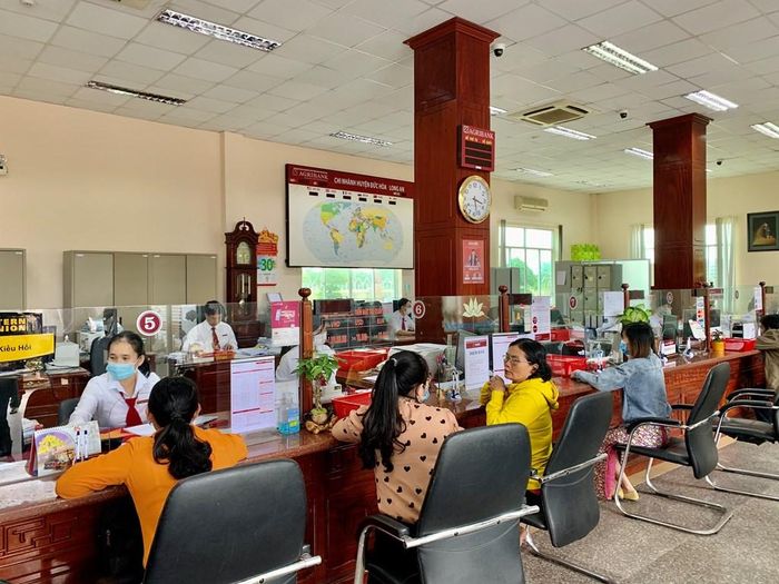 Khách hàng giao dịch tại Agribank. Ảnh minh họa: NEWS/TTXVN