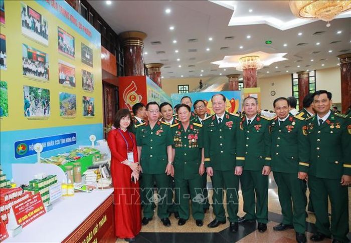 Các đại biểu tham quan khu trưng bày sản phẩm của Hội cựu chiến binh các tỉnh, thành bên lề Đại hội. Ảnh: Trọng Đức/TTXVN