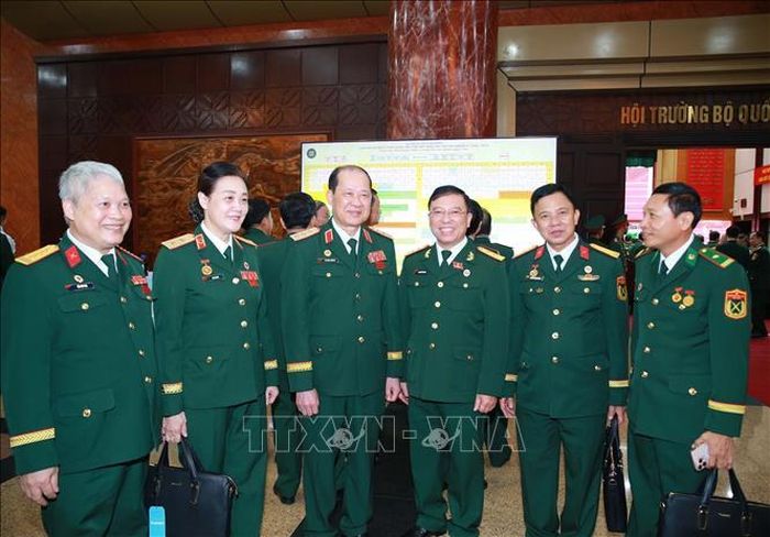 Thượng tướng Bế Xuân Trường, Chủ tịch Hội cựu chiến binh Việt Nam và các đại biểu dự bên lề Đại hội. Ảnh: Trọng Đức/TTXVN