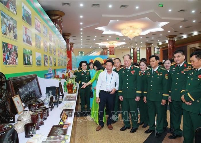 Các đại biểu tham quan khu trưng bày sản phẩm của Hội cựu chiến binh các tỉnh, thành bên lề Đại hội. Ảnh: Trọng Đức/TTXVN