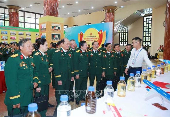 Thượng tướng Bế Xuân Trường, Chủ tịch Hội cựu chiến binh Việt Nam và các đại biểu tham quan khu trưng bày sản phẩm của Hội cựu chiến binh các tỉnh, thành bên lề Đại hội. Ảnh: Trọng Đức/TTXVN