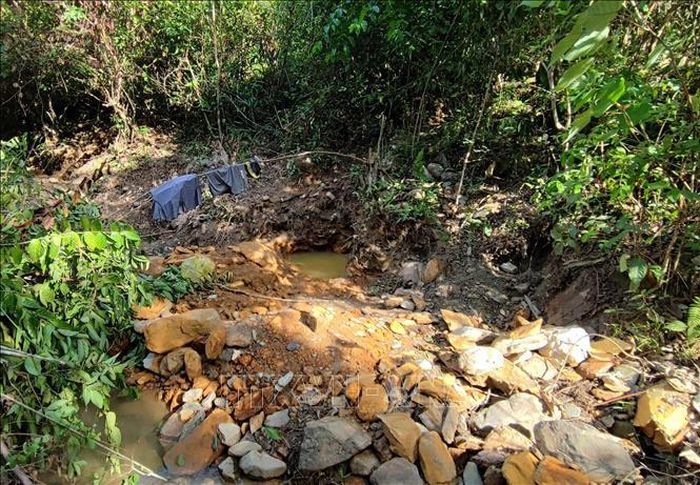 Hố sâu nham nhở dọc khe suối do các đối tượng khai thác vàng để lại như một sự thách thức pháp luật. Ảnh: Xuân Tiến/TTXVN