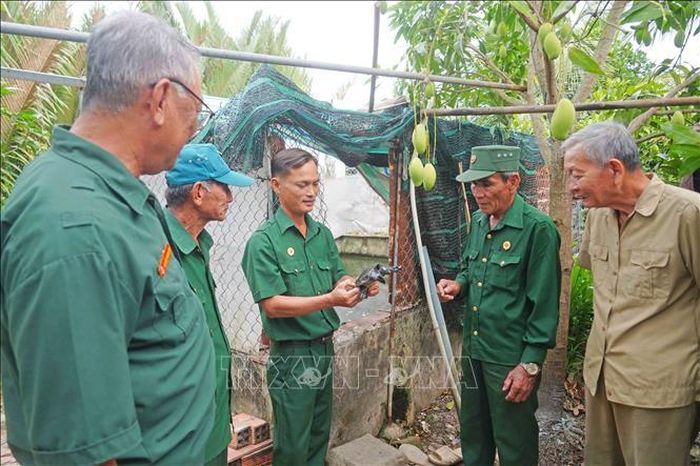 Các cựu chiến binh trao đổi về mô hình phát triển kinh tế.