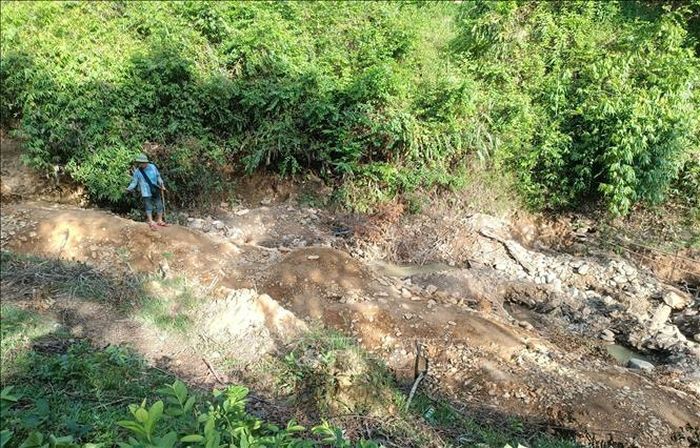Từng mét đất, khối sỏi ở khe Huồi Lúc (Nghệ An) đều bị “vàng tặc” lật tung để tìm vàng. Ảnh: Xuân Tiến/TTXVN