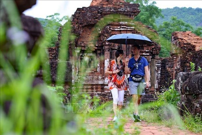 Du khách quốc tế chiêm ngưỡng vẻ đẹp của di sản, lắng nghe "tiếng vọng" từ ngàn xưa. Ảnh: Thanh Tùng/TTXVN