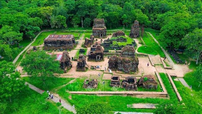 Tuy chỉ là những công trình xây dựng có kích thước vừa và nhỏ, nhưng kiến trúc của Mỹ Sơn đã chắt lọc được những tinh hoa của người nghệ sĩ, sự kết hợp giữa kỹ thuật kiến trúc và nghệ thuật trang trí người Chămpa xưa đã tạo cho các đền tháp một vẻ uy nghiêm và kỳ bí. Ảnh: Thanh Tùng/TTXVN