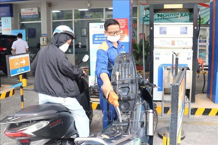 Đông đảo người dân đổ xăng E10 RON 95-V tại cửa hàng Petrolimex tại số 32 trên đường Hùng Vương, phường Vườn Lài, TP Hồ Chí Minh. Ảnh: Thanh Vũ/TTXVN