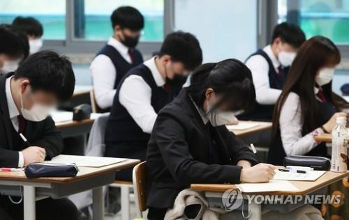 Các học sinh lớp 12 đang làm bài kiểm tra tại một trường học gần Seoul. Ảnh: Yonhap