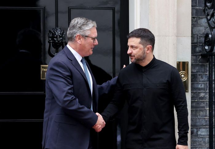 Thủ tướng Anh Keir Starmer (trái) và Tổng thống Ukraine Volodymyr Zelensky tại cuộc gặp ở London ngày 14/8/2025. Ảnh: THX/TTXVN