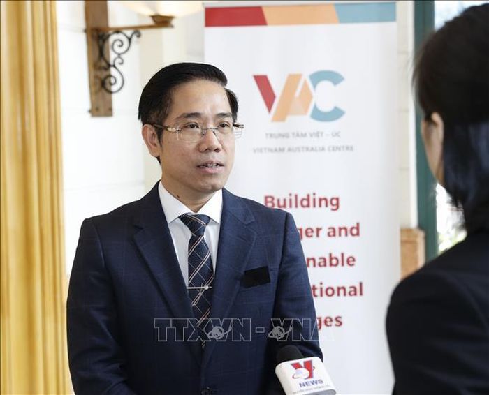 Tiến sĩ Đào Ngọc Báu - Viện trưởng Viện Chính trị và Quan hệ quốc tế (Học viện Chính trị quốc gia Hồ Chí Minh) trả lời phỏng vấn TTXVN. Ảnh tư liệu: Văn Điệp/TTXVN