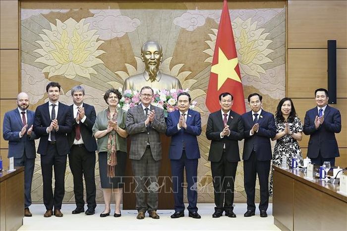 Chủ tịch Quốc hội Trần Thanh Mẫn với đại biểu. Ảnh: Doãn Tấn/TTXVN