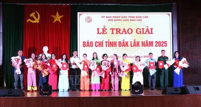 Trao giải B cho các tác giả và nhóm tác giả đoạt giải.