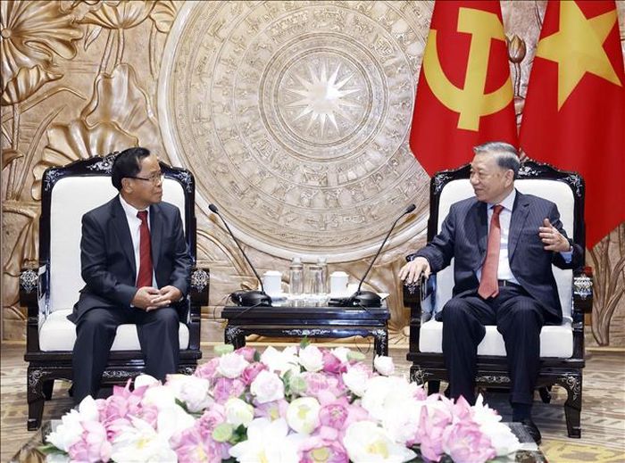 Tổng Bí thư, Chủ tịch nước Tô Lâm tiếp Ủy viên Bộ Chính trị, Phó Thủ tướng, Bộ trưởng Bộ Tư pháp Lào Khamphan Phommathat. Ảnh: Thống Nhất/TTXVN