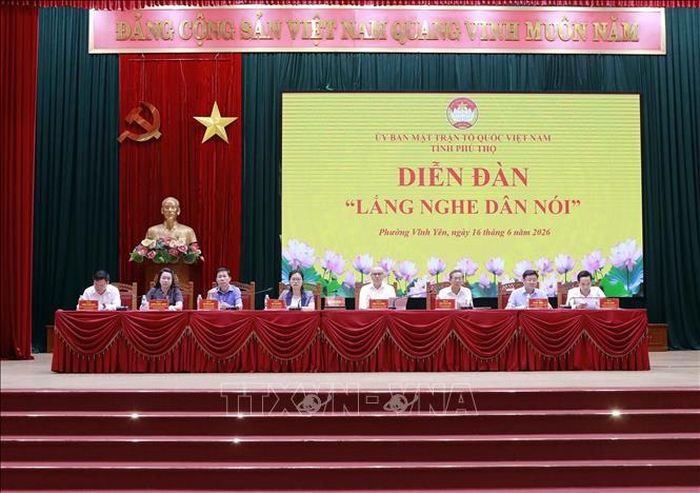 Ban Chủ tọa chủ trì Diễn đàn “Lắng nghe dân nói” do Ủy ban MTTQ Việt Nam tỉnh Phú Thọ tổ chức. Ảnh: Hoàng Hùng/TTXVN.