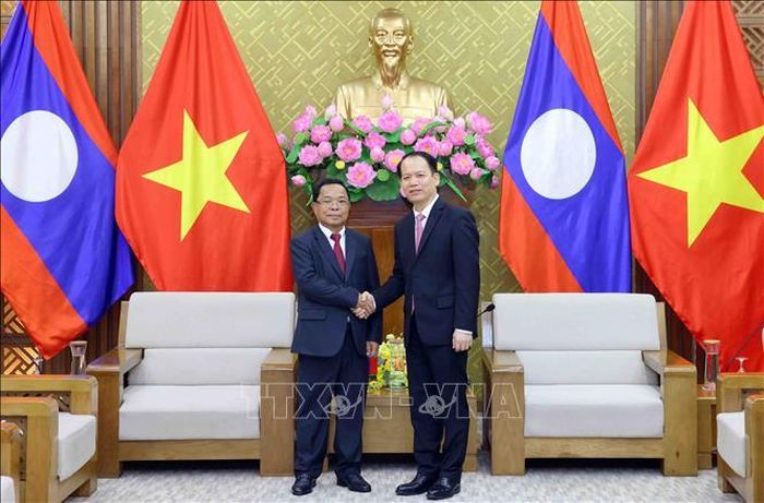 Bộ trưởng Bộ Tư pháp Hoàng Thanh Tùng với Phó Thủ tướng, Bộ trưởng Tư pháp Lào Khamphan Phommathat. Ảnh: Phạm Kiên/TTXVN
